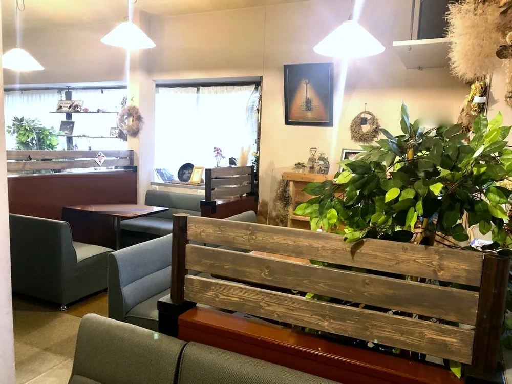 ソファ席と観葉植物のある店内